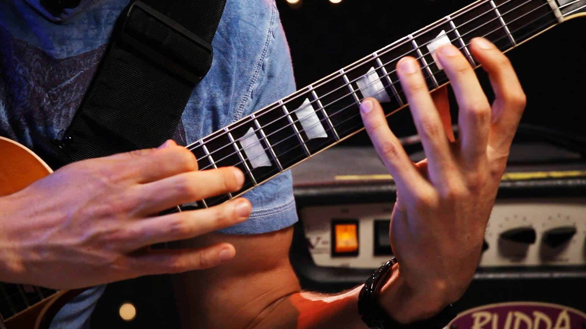 Игра на большой гитаре. Маникюр гитариста. Ногти классического гитариста. Руки гитариста. Ногти у гитаристов на правой руке.